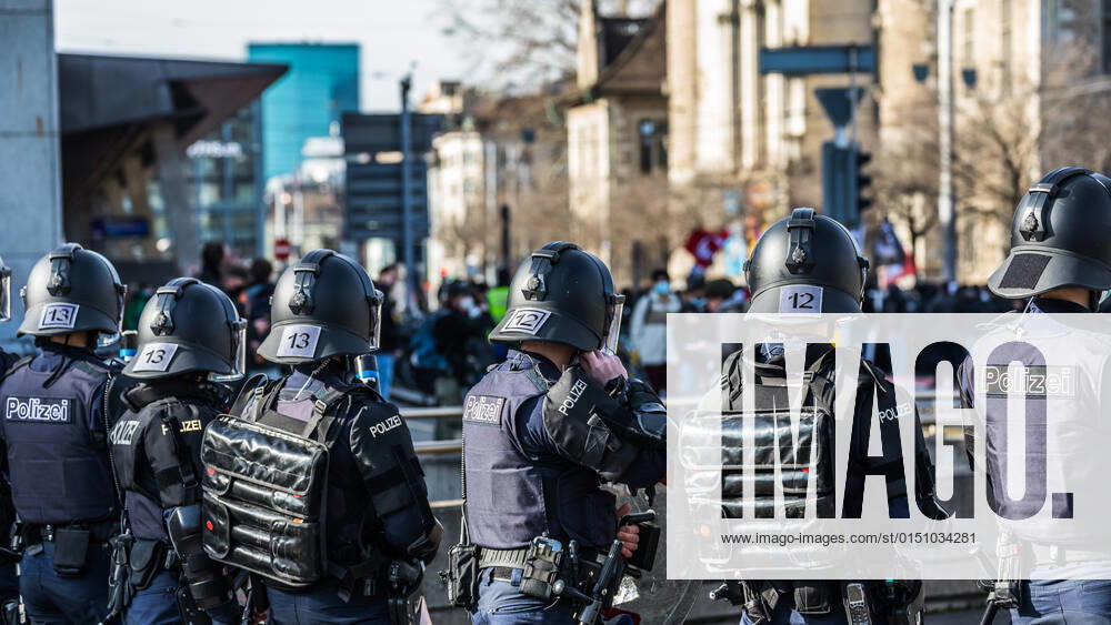 Zürich, Schweiz - 12. Februar 2022: Die linksextreme Antifa hatte für eine Gegendemonstration in Zürich gegen Rechtsextreme aufgerufen. Gekommen sind 2000 meist gewaltbereite, vermummte Personen aus allen Landesteilen der Schweiz. Es kam zu Ausschreitungen mit nicht bezifferbaren Sachschäde, mindestens drei Polizisten wurden verletzt.