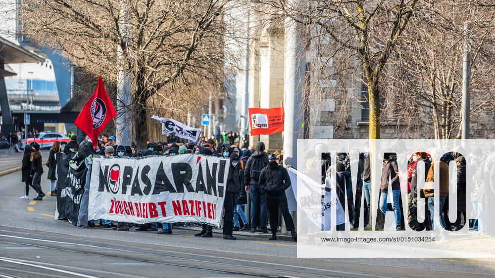Zürich, Schweiz - 12. Februar 2022: Die linksextreme Antifa hatte für eine Gegendemonstration in Zürich gegen Rechtsextreme aufgerufen. Gekommen sind 2000 meist gewaltbereite, vermummte Personen aus allen Landesteilen der Schweiz. Es kam zu Ausschreitungen mit nicht bezifferbaren Sachschäde, mindestens drei Polizisten wurden verletzt.