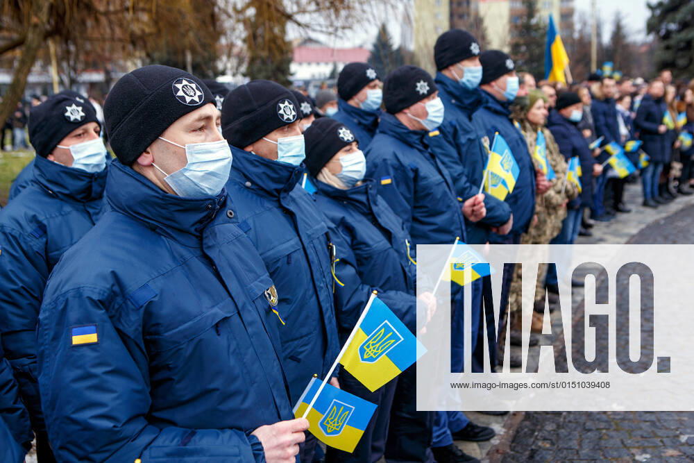 Ukraine Konflikt, Historie UZHHOROD, UKRAINE - FEBRUARY 16, 2022 - Police officers line up during the ceremony of raising the State Flag of Ukraine on the tallest flag of Zakarpattia Region on the Day of Unity, Uzhhorod, Zakarpattia Region, western Ukraine. Raising of Ukrainian flag in Uzhhorod