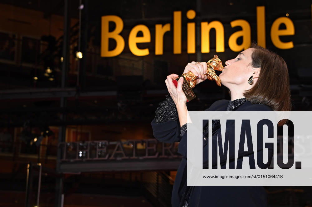 Carla Simon mit dem goldenen Bär für den besten Film Alcarrà s bei der Closing Ceremony mit Preisverleihung auf der Berlinale 2022 72. Internationale Filmfestspiele Berlin im Berlinale Palast. Berlin, 16.03.2022 Foto:xF.xFuturexImage