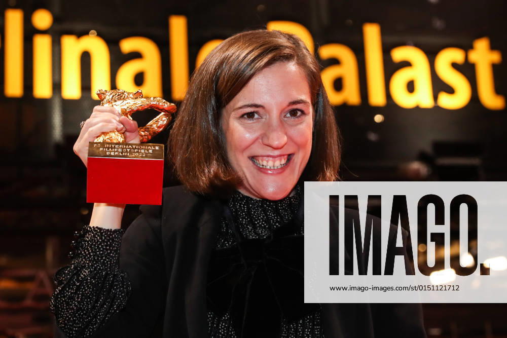 (220217) -- BERLIN, Feb. 17, 2022 -- Carla Simon, director of the film Alcarras , poses for photos after receiving the Golden Bear during the 72nd Berlin International Film Festival in Berlin, capital of Germany, Feb. 16, 2022. ) GERMANY-BERLIN-BERLINALE 2022-AWARDS ShanxYuqi