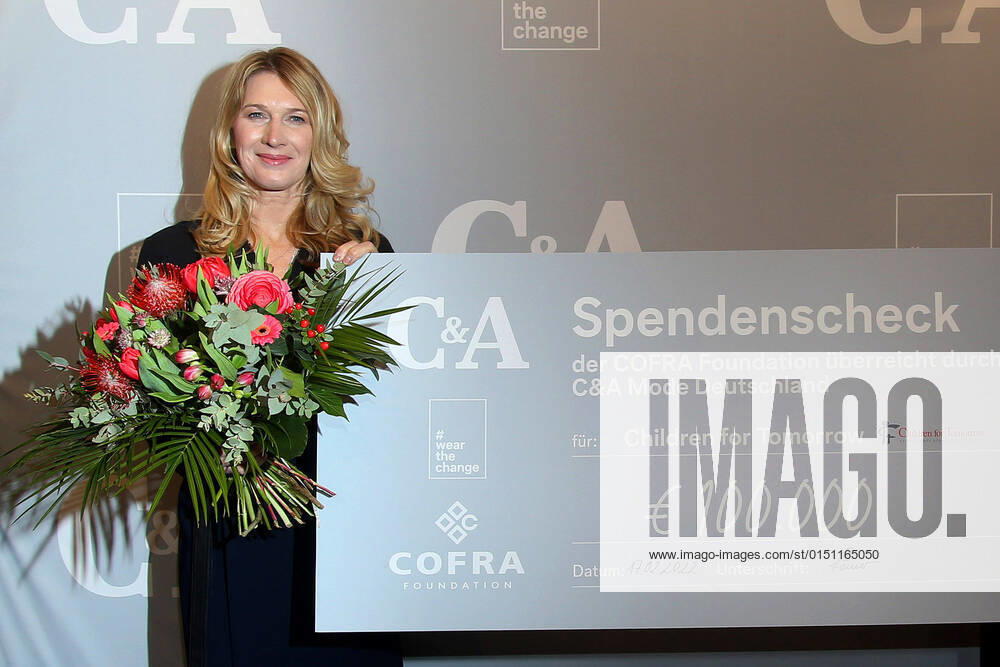 Steffi Graf bei der Scheckübergabe über 100000 Euro von C&A für ihre Stiftung Children for Tomorrow am 17.02.2022 im Einkaufzentrum Mercado in Hamburg Steffi Graf bei der Scheck-Übergabe für ihre Children for Tomorrow Stiftung von C&A in Hamburg