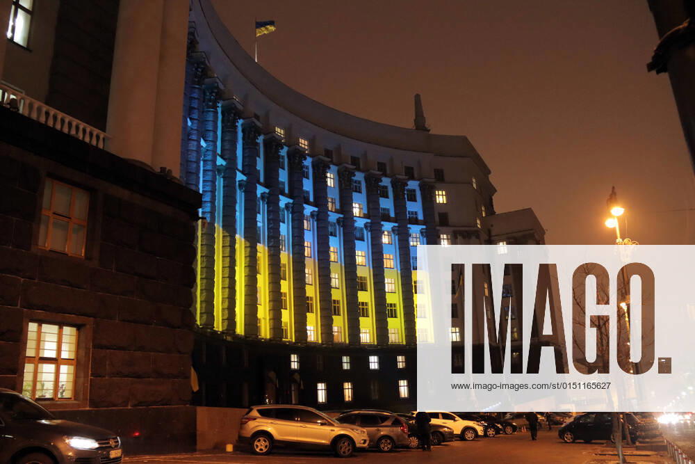 Ukraine Konflikt, Historie KYIV, UKRAINE - FEBRUARY 16, 2022 - The facade of the Cabinet of Ministers building situated on 12 2 Mykhaila Hrushevskoho Street is lit up with the colours of the Ukrainian flag as seen in the evening on the Day of Unity, Kyiv, capital of Ukraine. Ukrainian flag on Cabinet of Ministers building