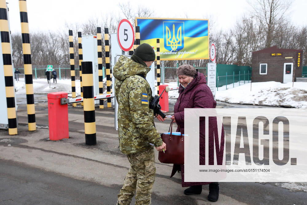 Ukraine Konflikt, Historie KHARKIV REGION, UKRAINE - FEBRUARY 16, 2022 - A border guard and a senior woman are pictured at the Hoptivka checkpoint on the Ukraine-Russia border, Kharkiv Region, northeastern Ukraine. Ukraine-Russia border in Kharkiv Region