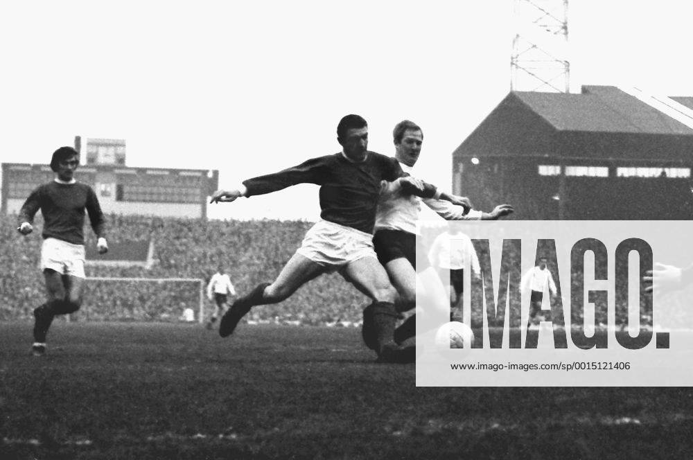 Football - 1966 1967 First Division - Manchester United 1 Tottenham Hotspur 1 United s Bill Foulkes and Spurs Frank Saul at Old Trafford. 14 01 1967