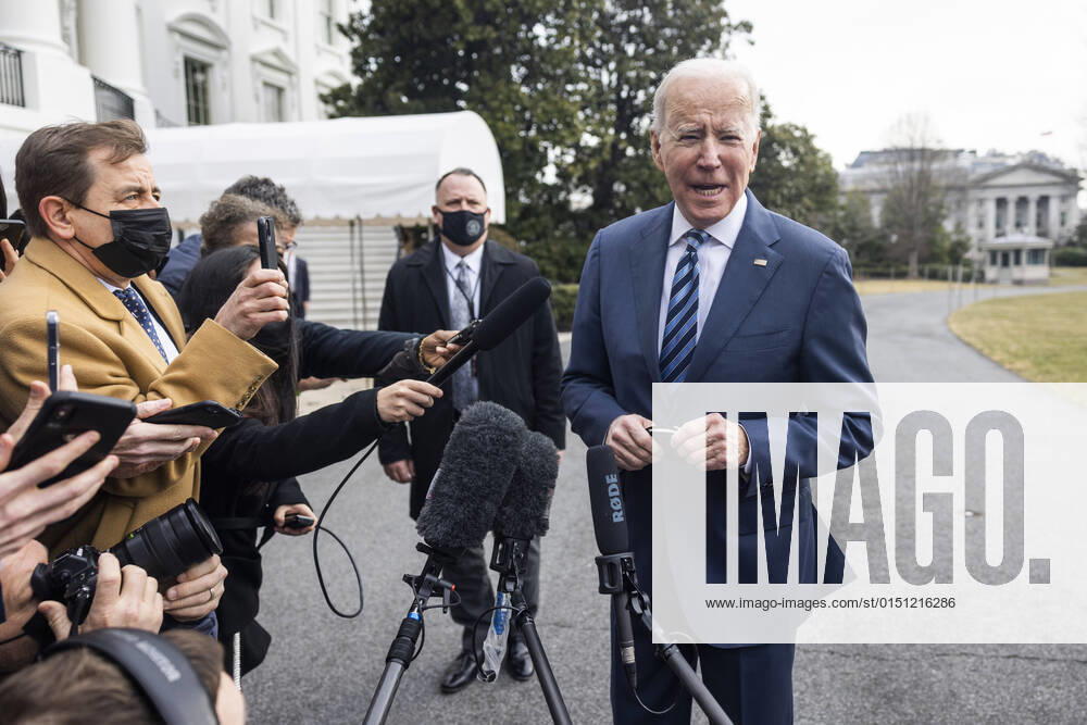 Ukraine Konflikt, Historie February 17, 2022, Washington, District of Columbia, USA: United States President JOE BIDEN speaks to the media about Russia s buildup on the Ukrainian border as he departs the White House for Cleveland. The president said there is a very high risk of a Russian invasion of Ukraine in several days NATO and the Biden White House have dismissed Russian claims that they are drawing down troops on the Ukrainian border Washington USA - ZUMAs152 20220217_zaa_s152_010