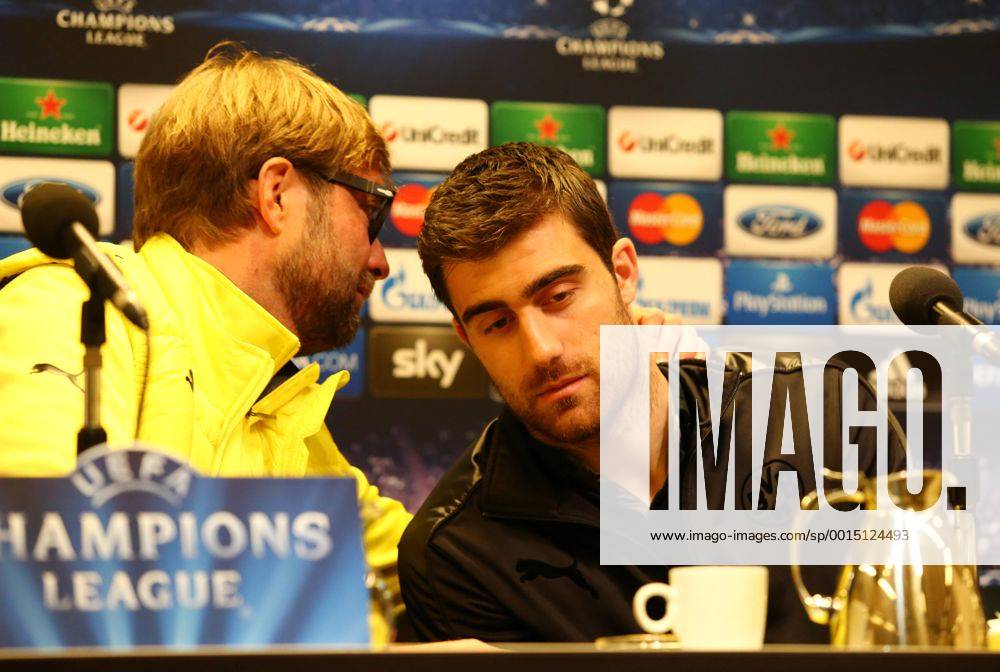 Montag 25.11.2013, Saison 2013 2014, UEFA Champions League, Pressekonferenz im Presseraum des Dortmunder Signal Iduna Parks vor dem Spiel zwischen dem BVB Borussia Dortmund und dem SSC Neapel, Trainer Jürgen Klopp (BVB) unterhält sich mit Sokratis Papastathopoulos (BVB), v.l.