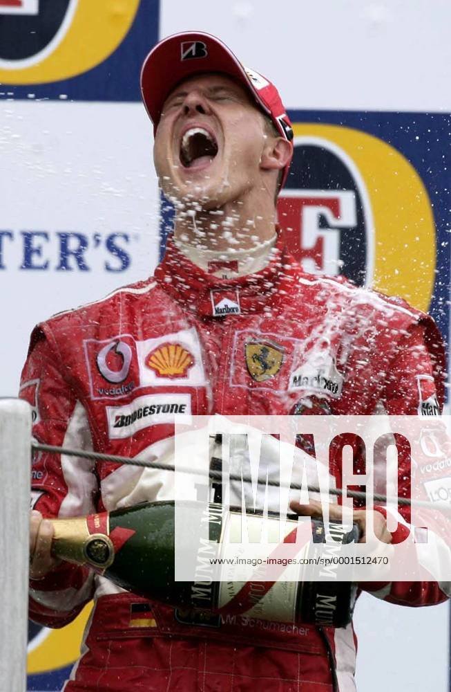 Michael Schumacher (Deutschland Ferrari) - Sektdusche Motorsport Grand Prix Herren Großer Preis von San Marino 2005, Formel 1 Weltmeisterschaft, F1, F, GP, WM Einzelbild Imola Begeisterung, Freude,