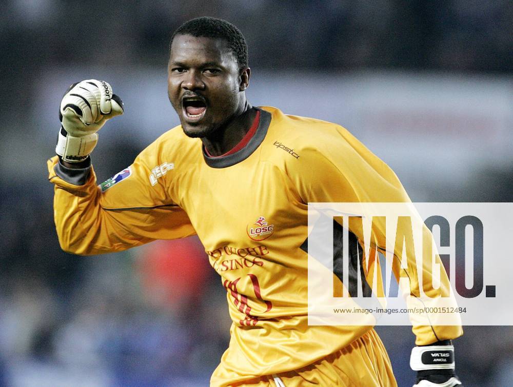 Torwart Tony Sylva (Lille) - Torjubel Fußball Herren Ligue Une 2004 2005, 1. Französische Liga, OSC Lille, Vdig Einzelbild Aufmacher Strasbourg Freude,
