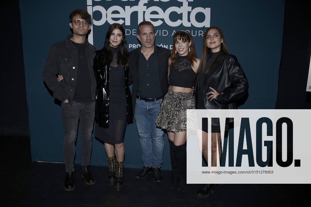 Prueba Perfecta Theater Press Conference MEXICO CITY, MEXICO - FEB 17, 2022: (L-R) German Bracco, Barbara Lopez, Plutarco Haza, Arantza Ruiz, Estefania Hinojosa pose for photos during the press conference of the Prueba Perfecta theater play at Foro Shakespeare. On February 17, 2022 in Mexico City, Mexico. (Photo by Carlos Tischler Eyepix Group)