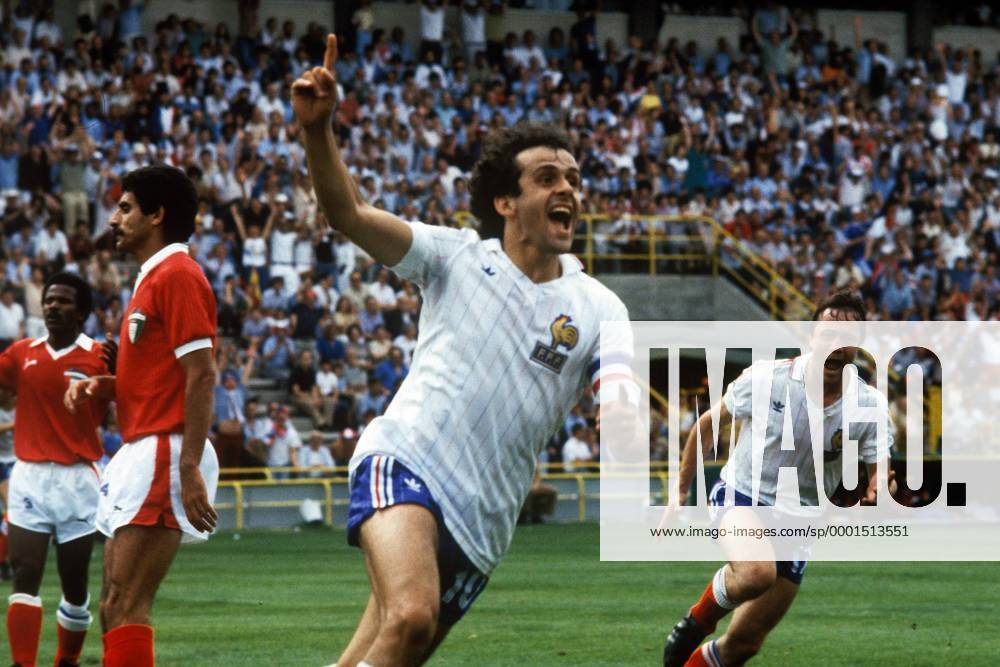 Freud und Leid - Michel Platini (Mitte) dreht nach seinem 2:0 mit Bernard Lacombe (beide Frankreich, re.) jubelnd ab, daneben Abdullah Mayoof (2.v.li.) und Mahboud Mubarak (beide Kuweit) enttäuscht Fußball WM Herren Weltmeisterschaft 1982, Nationalmannschaft, Nationalteam, Nationaltrikot, Länderspiel, Gruppe 4 Gruppe Valladolid Begeisterung, Freude