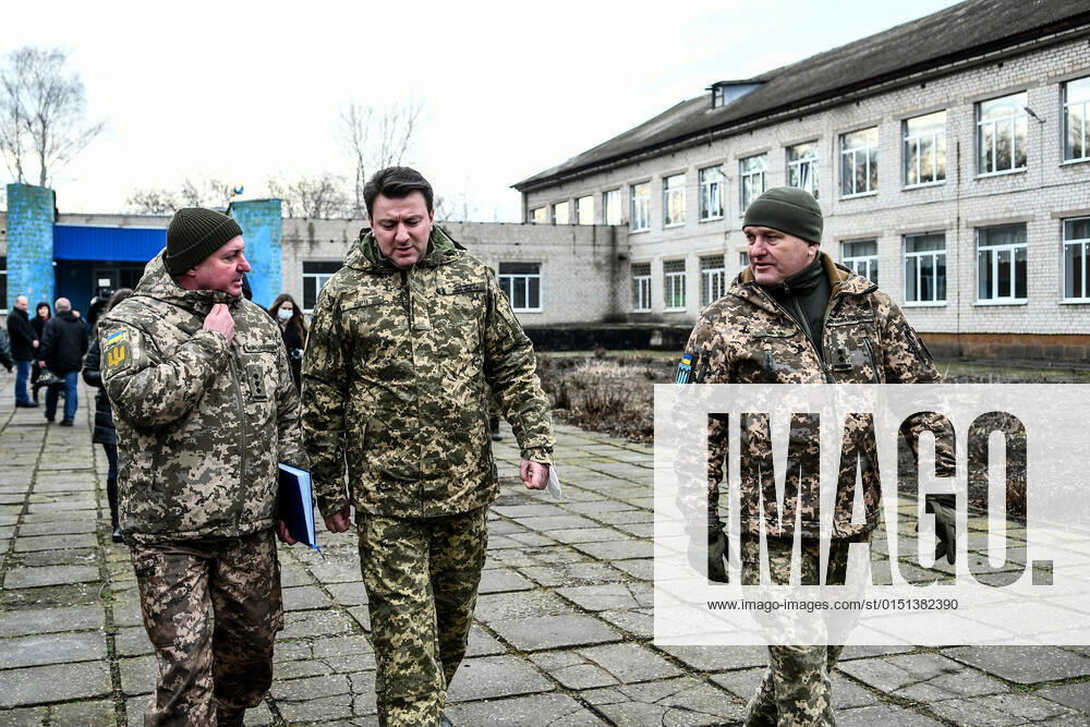 Ukraine Konflikt, Historie Ukraine, Militärisches Ausbildungslager in Saporischschja ZAPORIZHZHIA REGION, UKRAINE - FEBRUARY 18, 2022 - Commissar of the Zaporizhzhia Regional Military Commissariat Heannadii Yaremenko, head of the Zaporizhzhia Regional State Administration Oleksandr Starukh and commander of the Territorial Defence Brigade of Zaporizhzhia Region, Col Volodymyr Losiev (L to R) attend the shooting drills at the base of the Separate Territorial Defence Battalion of Zaporizhzhia, Zaporizhzhia Region, southeastern Ukraine. Drills of Territorial Defence reservists in Zaporizhzhia Region