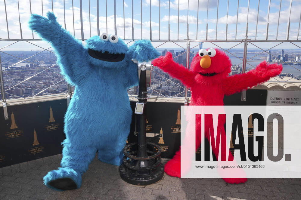Cookie Monster and Elmo at the photocall for the live tour show Sesame Street Live at the Empirde State Building New York, 18 02 2022 Foto:xJ.xNacionxx xFuturexImage