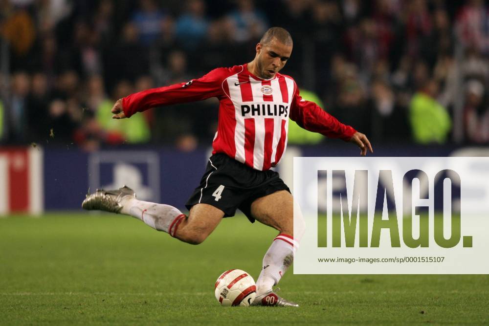 Alex (Eindhoven) zieht ab Fußball EC 1 Herren Champions League 2004 2005, Vdig, PSV Eindhoven Einzelbild Eindhoven