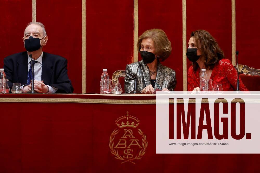 Spanish former Queen Sofia (C) next to Fine Arts Royal Academy of San Fernando, Tomas Marco (L) and Callia Foundation chairwoman Carmen Reviriego (R) during the Iberoamericam Prizes organizated by Callia Foundation in Madris, Spain on 22 February 2022. Spanish former Queen Sofia attends to the Iberoamericam Prizes !ACHTUNG: NUR REDAKTIONELLE NUTZUNG!
