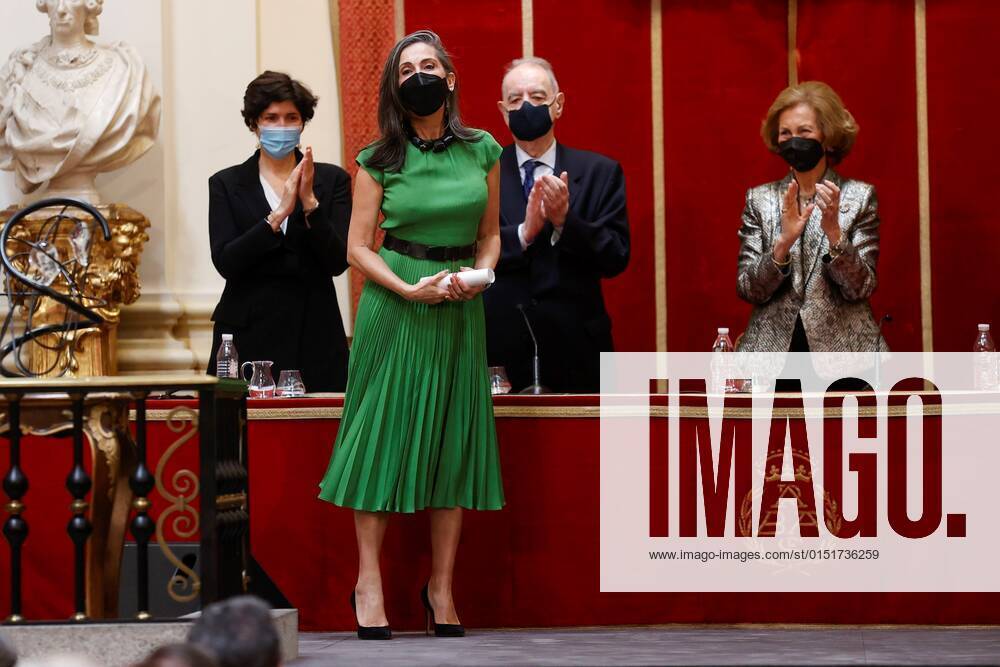 Fusun Eczacibaci (L) recieves from hand of Spanish former Queen Sofia (C) one of the Iberoamericam Prizes organizated by Callia Foundation during an act held in Madrid, Spain on 22 February 2022. Spanish former Queen Sofia attends to the Iberoamericam Prizes !ACHTUNG: NUR REDAKTIONELLE NUTZUNG!