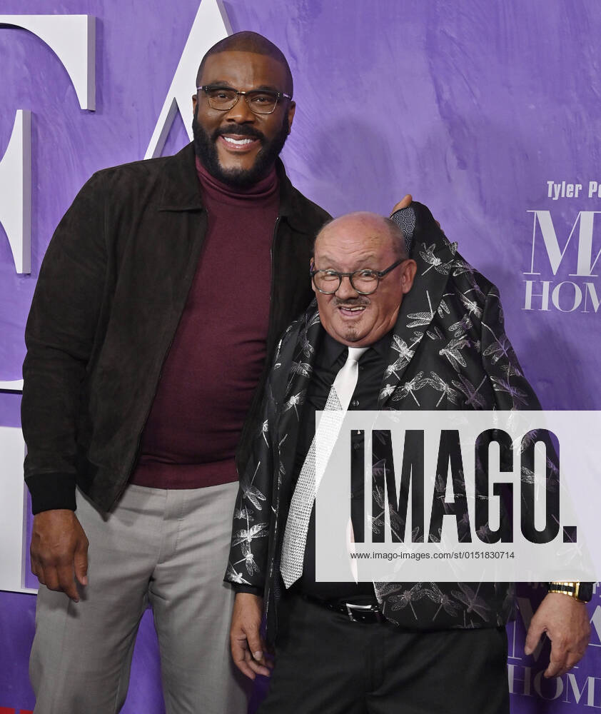 Bilder des Jahres 2022, Entertainment 02 Februar Entertainment Themen der Woche KW08 Writer, director and cast member Tyler Perry (L) and cast member Brendan O Carroll attend the premiere of the motion picture comedy Tyler Perry s A Madea Homecoming at Regal LA Live in Los Angeles on Tuesday, February 22, 2022. Storyline: Madea s back hallelujer. And she s not putting up with any nonsense as family drama erupts at her great-grandson s college graduation celebration. LAP2022022203 JIMxRUYMEN