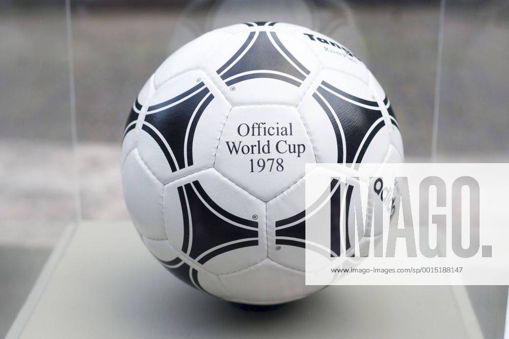 Ausstellung der FIFA WM-Bälle - Adidas Tango River Plate - offizieller Spielball der WM 1978 in Argentinien - Parque Lage Rio de Janeiro. RIO DE JANEIRO RJ, Brasil 03 12 2013. ( x(11)Pupox xFotoarenax