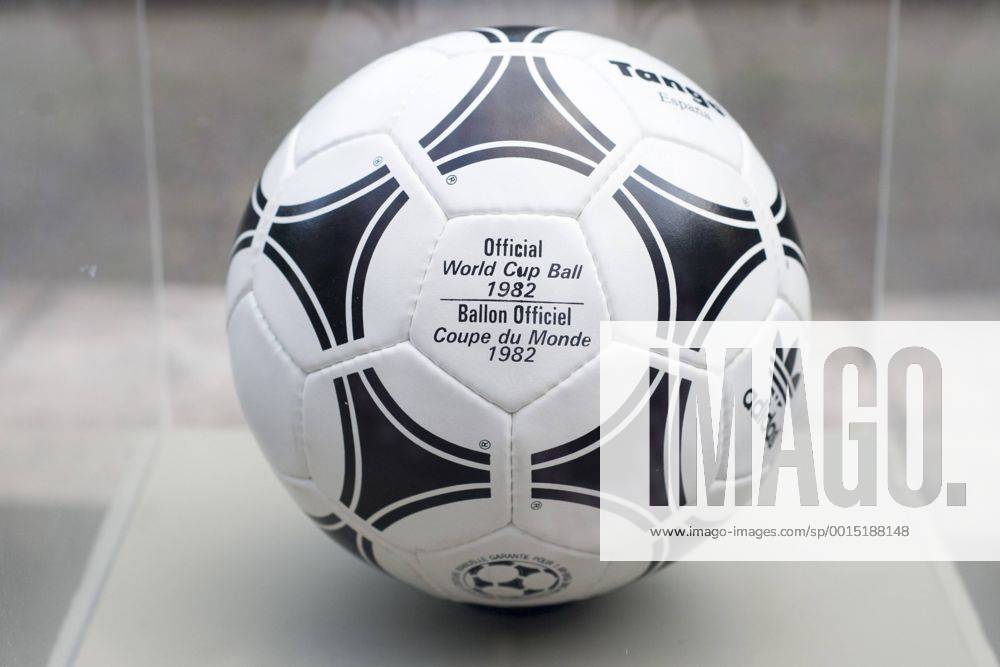 Ausstellung der FIFA WM-Bälle - Adidas Tango Espana - offizieller Spielball der WM 1982 in Spanien - Parque Lage Rio de Janeiro. RIO DE JANEIRO RJ, Brasil 03 12 2013. ( x(11)Pupox xFotoarenax