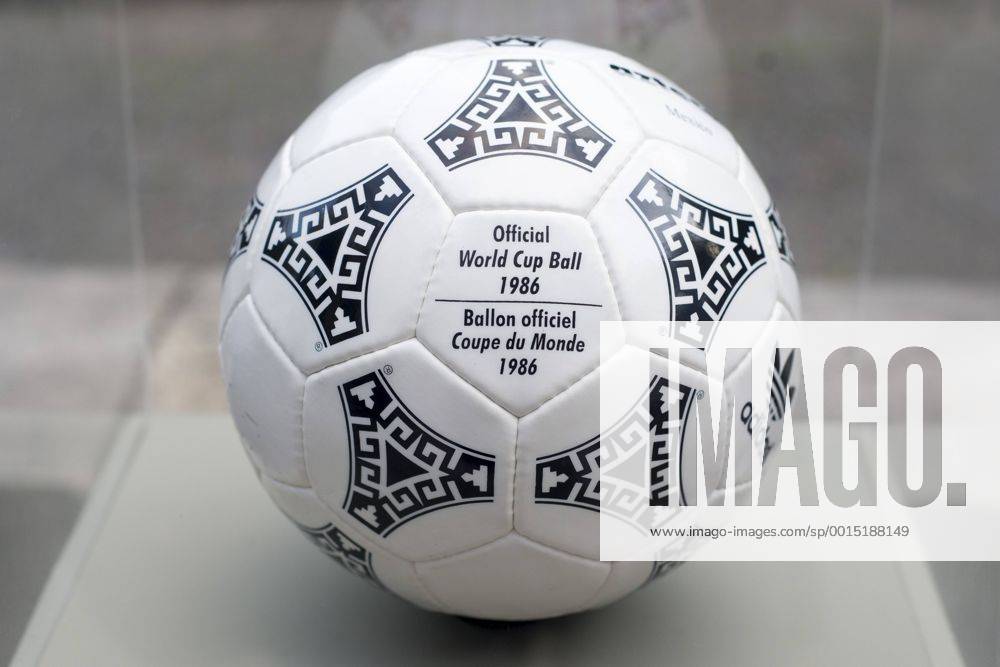 Ausstellung der FIFA WM-Bälle - Adidas Azteca Mexico - offizieller Spielball der WM 1986 in Mexiko - Parque Lage Rio de Janeiro. RIO DE JANEIRO RJ, Brasil 03 12 2013. ( x(11)Pupox xFotoarenax