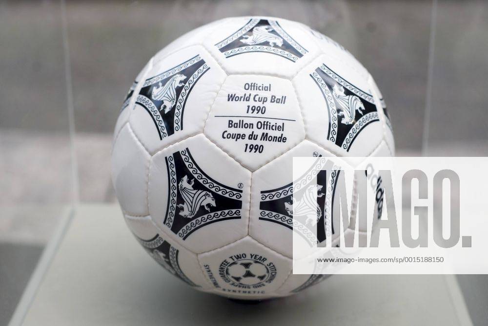 Ausstellung der FIFA WM-Bälle - Adidas Etrusco Unico - offizieller Spielball der WM 1990 in Italien - Parque Lage Rio de Janeiro. RIO DE JANEIRO RJ, Brasil 03 12 2013. ( x(11)Pupox xFotoarenax