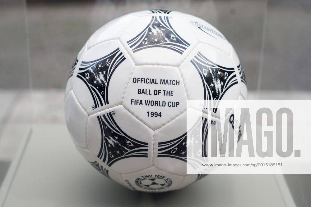 Ausstellung der FIFA WM-Bälle - Adidas Questra - offizieller Spielball der WM 1994 in den USA - Parque Lage Rio de Janeiro. RIO DE JANEIRO RJ, Brasil 03 12 2013. ( x(11)Pupox xFotoarenax