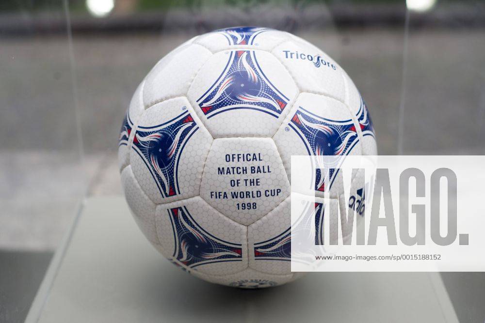 Ausstellung der FIFA WM-Bälle - Adidas Tricolore - offizieller Spielball der WM 1998 in Frankreich - Parque Lage Rio de Janeiro. RIO DE JANEIRO RJ, Brasil 03 12 2013. ( x(11)Pupox xFotoarenax