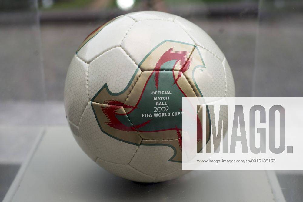 Ausstellung der FIFA WM-Bälle - Adidas Fevernova - offizieller Spielball der WM 2002 in Südkorea und Japan - Parque Lage Rio de Janeiro. RIO DE JANEIRO RJ, Brasil 03 12 2013. ( x(11)Pupox xFotoarenax