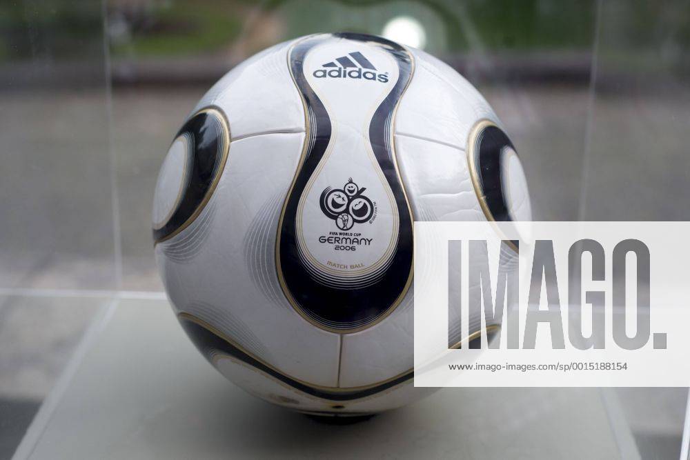 Ausstellung der FIFA WM-Bälle - Adidas Teamgeist - offizieller Spielball der WM 2006 in Deutschland - Parque Lage Rio de Janeiro. RIO DE JANEIRO RJ, Brasil 03 12 2013. ( x(11)Pupox xFotoarenax