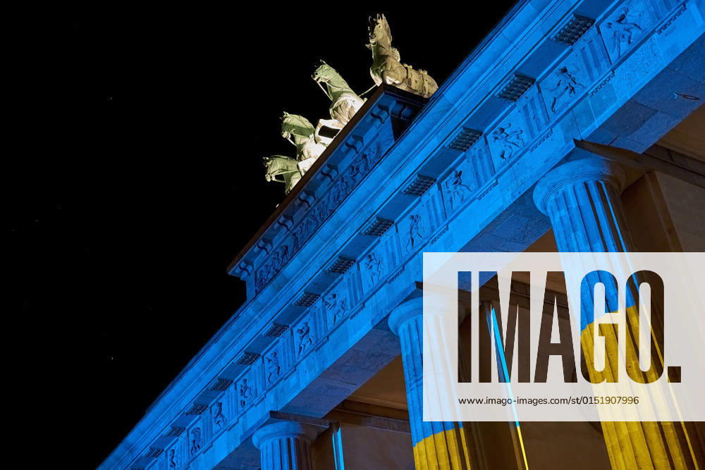 Brandenburg Gate shines in Ukrainian national colors Europe, Germany, Berlin, 23 02 2022 Ukrainians protest in front of the Brandenburg Gate against the invasion of Russian soldiers in eastern Ukraine President Putin had recognized the regions of Donetsk and Luhansk controlled by Russian separatists as independent republics and sent Russian soldi