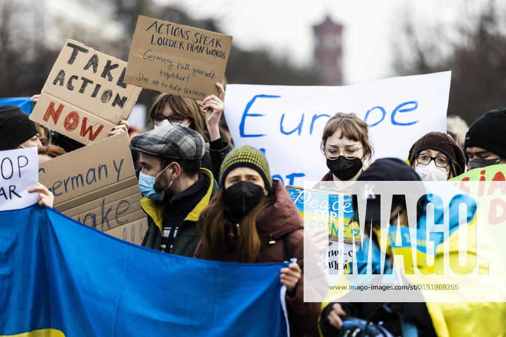Demonstration for solidarity with Ukraine, taken in front of the Brandenburg Gate in Berlin, 24 02 2022 The demonstration takes place due to the invasion of Russian soldiers into Ukraine Berlin Germany
