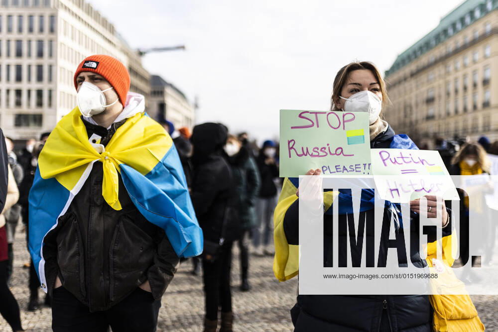 Demonstration for solidarity with Ukraine, taken in front of the Brandenburg Gate in Berlin, 24 02 2022 The demonstration takes place due to the invasion of Russian soldiers into Ukraine Berlin Germany