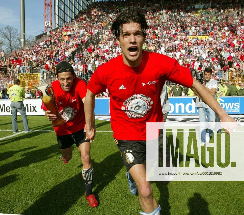Nichts wie weg - Michael Ballack (re.) und Hasan Salihamidzic (beide Bayern) haben ganz offensichtlich den Fotografen als Ziel ihrer nächsten Bierdusche ausgemacht... Fußball 1. BL Herren Saison 2004 2005, FC Bayern München Gruppe Kaiserslautern Glück Begeisterung, Freude,