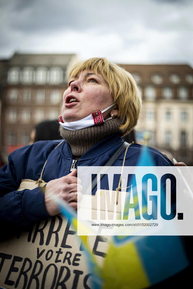 Des citoyens ukrainiens protestent contre l opà ration militaire russe en Ukraine sur la place Klà ber à Strasbourg le 24 fà vrier 2022. NEWS: Des citoyens ukrainiens protestent contre l opà ration militaire russe en Ukraine sur la place Klà ber à Strasbourg le 24 fà vrier 2022. ElyxandroCegarra Panoramic