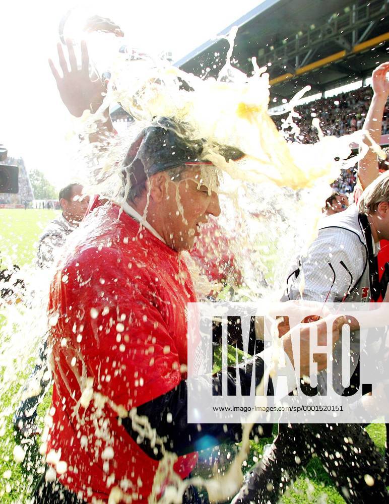Trainer Felix Magath (Bayern) bekommt zur Deutschen Meisterschaft eine Bierdusche verpasst Fußball 1. BL Herren Saison 2004 2005, FC Bayern München, Deutscher Meister, Meisterfeier, Feier Einzelbild Kaiserslautern