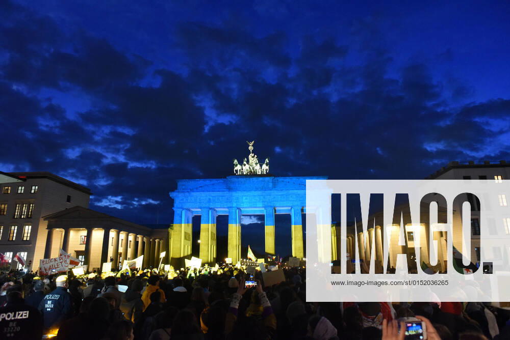 Hundreds of protestors rallied at Brandeburg Gate in Berlin to protest Russia s invasion of the Ukraine. Berlin Germany - ZUMAu22_ 20220624_zap_u22_018
