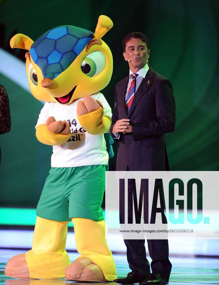 (131206) -- COSTA DO SAUIPE, Dec. 6, 2013 (Xinhua) -- Former Brazilian soccer player Jose Roberto Gama de Oliveira, also known as Bebeto (R), and the mascot Fuleco (L) attend the ceremony of the final draw for the groups and matchups of the 2014 FIFA World Cup Brazil in Costa do Sauipe, Brazil, on Dec. 6, 2013. (Xinhua Juan Roleri TELAM) BRAZIL-COSTA DO SAUIPE-WORLD CUP-DRAW