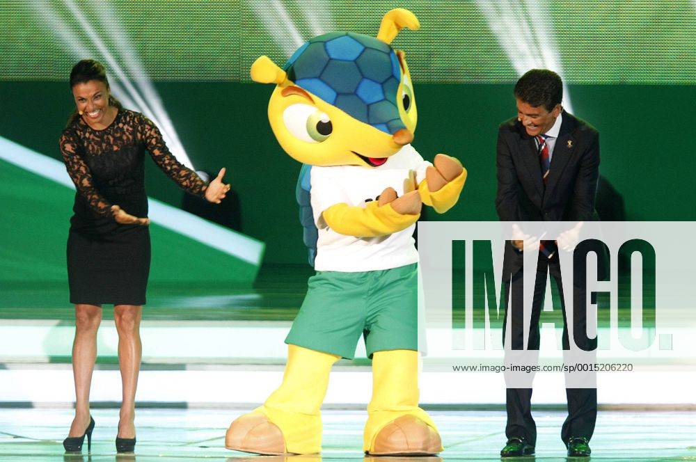(131206) -- COSTA DO SAUIPE, Dec. 6, 2013 (Xinhua) -- Former Brazilian soccer player Jose Roberto Gama de Oliveira, also known as Bebeto (R), Brazilian soccer player Marta Vieira (L) and the mascot Fuleco (C) perform during the ceremony of the final draw for the groups and matchups of the 2014 FIFA World Cup Brazil in Costa do Sauipe, Brazil, on Dec. 6, 2013. (Xinhua AGENCIA ESTADO) BRAZIL-COSTA DO SAUIPE-WORLD CUP-DRAW