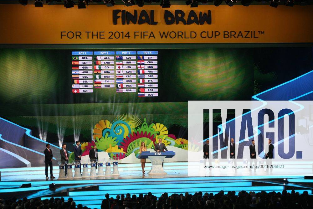 (131206) -- COSTA DO SAUIPE, Dec. 6, 2013 (Xinhua) -- Photo taken on Dec. 6, 2013 shows the performance prior to the ceremony of the final draw for the groups and matchups of the 2014 FIFA World Cup Brazil in Costa do Sauipe, Brazil. (Xinhua Xu Zijian) BRAZIL-FIFA WORLD CUP-FINAL DRAW