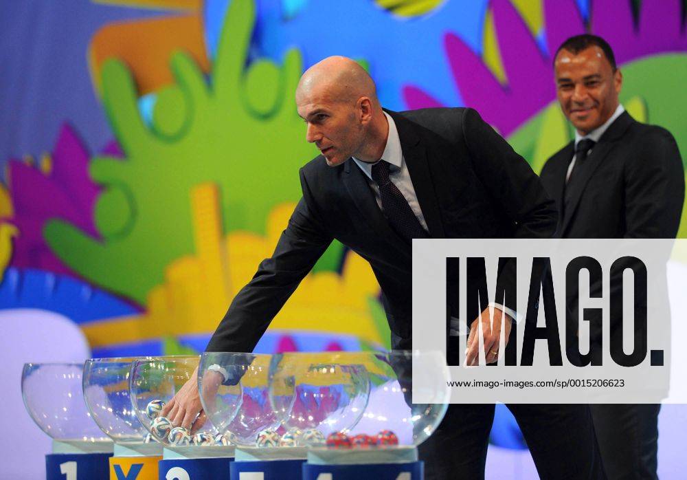 (131206) -- COSTA DO SAUIPE, Dec. 6, 2013 (Xinhua) -- Former French soccer player Zinedine Zidane pickes a ballot during the final draw for the groups and matchups of the 2014 FIFA World Cup Brazil in Costa do Sauipe, Brazil, on Dec. 6, 2013. (Xinhua Juan Roleri TELAM) BRAZIL-COSTA DO SAUIPE-WORLD CUP-DRAW