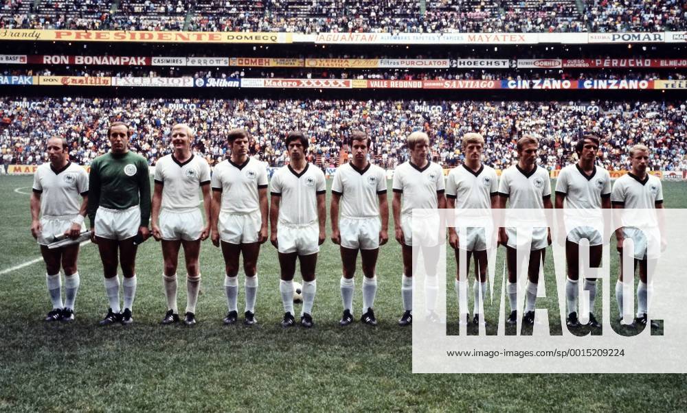 Fussball Weltmeisterschaft 1970 Spiel um Platz 3. 20.06.1970 Mannschaftsbild Deutschland; Uwe Seeler, Torwart Horst Wolter, Karl Heinz Schnellinger, Wolfgang Weber, Gerd Mueller, Bernd Patzke, Sigfried Held, Klaus Fichtel, Reinhard Libuda, Wolfgang Overath und Berti Vogts (v.li.) MODELxRELEASExx