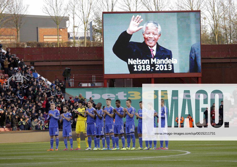 Chelsea players with a minute s applause for Nelson Mandela prior to kick-off - Football - Barclays Premiership - Stoke City vs Chelsea - Britannia Stadium Stoke - Season 13 14 - 7th December 2013 - Credit: Malcolm Couzens Sportimage .