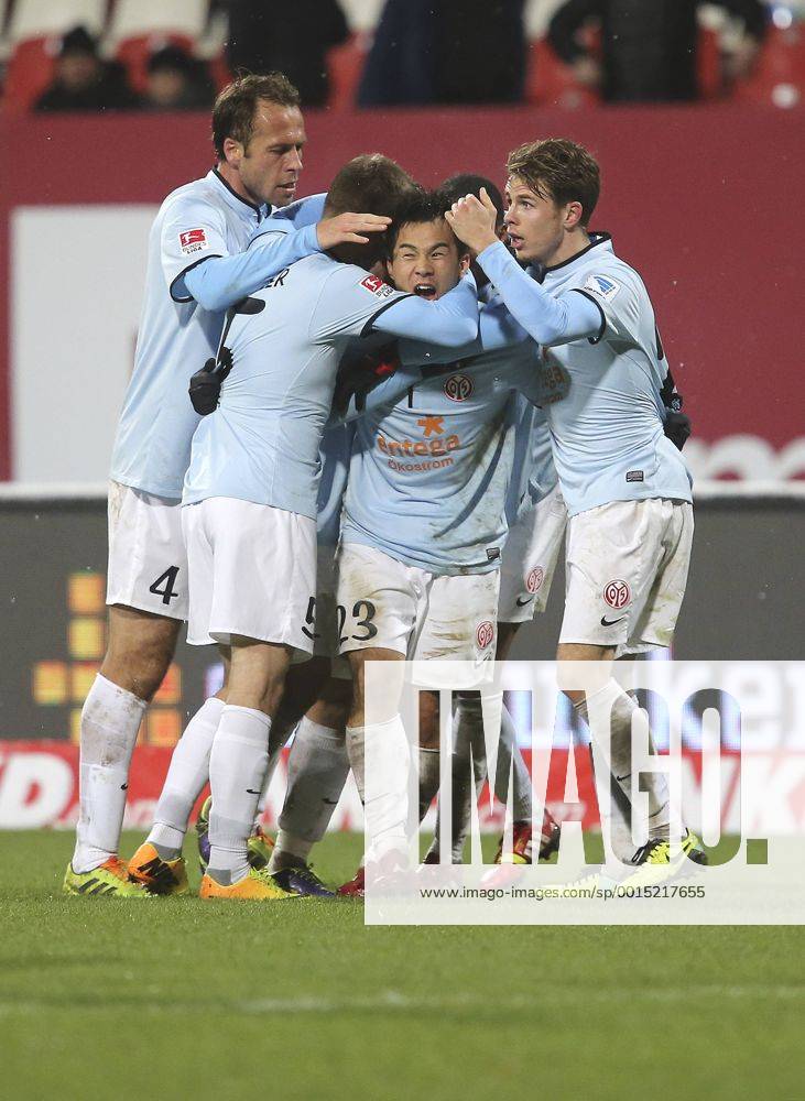 FUSSBALL - 1. BUNDESLIGA - 06.12.2013, 1. FC NÜRNBERG vs. 1. FSV MAINZ 05, JUBEL NACH DEM AUSGLEICH DURCH SHINJI OKAZAKI (No23 M05), -