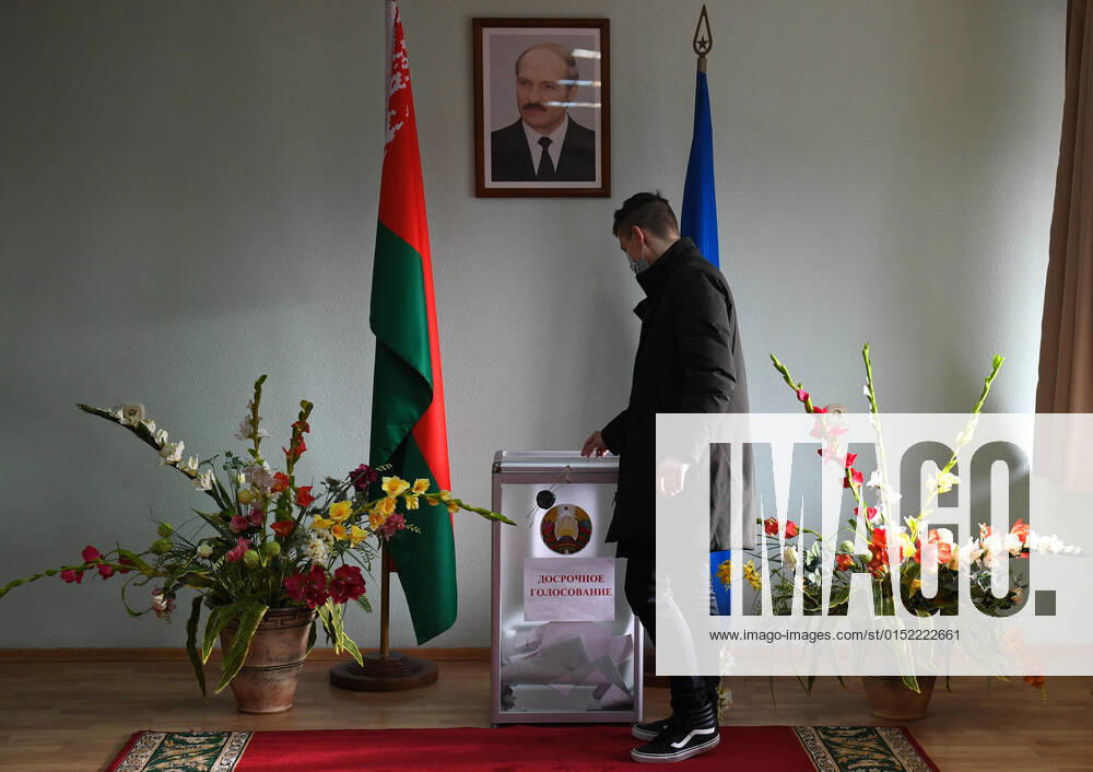 Belarus Constitutional Referendum 8127103 26.02.2022 A man casts his ballot during an early voting in a referendum on amendments to the Belorussian constitution at a polling station in Minsk, Belarus. Early voting takes place from February 22 to 26. The main voting day for the referendum is the 27th of February. Alexandr Kryazhev Sputnik Minsk Belarus
