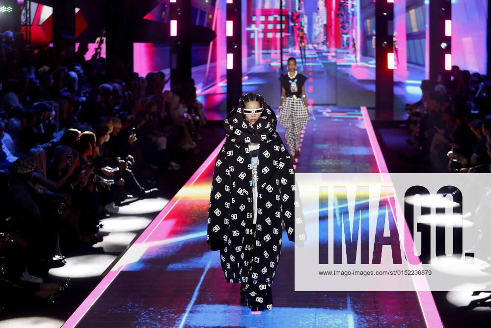 Models present creations by Italian brand Dolce & Gabbana during the Milan Women s Fashion Week, in Milan, Italy, 26 February 2022. The Fall-Winter 2022 Women s collections are presented at the Milano Moda Uomo from 23 to 28 February. ANSA MOURAD BALTI TOUATI Milano Italia - ZUMAa110 20220226_zaf_a110_048