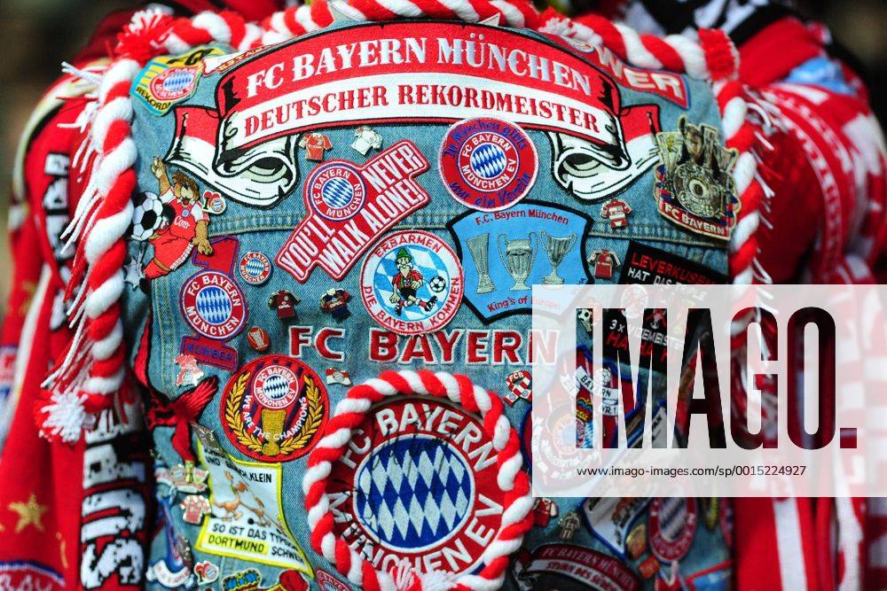 Fussball 1. Bundesliga 15. Spieltag - FC Bayern München am 07.12.2013 im Weserstadion in Bremen - Eine Bayern München Fankutte