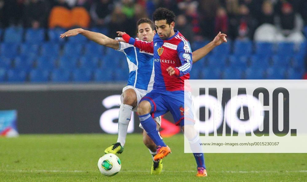 St Jakob Park Basel ,SCHWEIZ, Saison 2013 2014 Herren Fussball Super League FC Basel - Grasshopper Club Zürich Mohamed Salah (FC Basel) gegen Nassim Ben Khalifa (Grasshopper) ; Zweikampf , Aktion