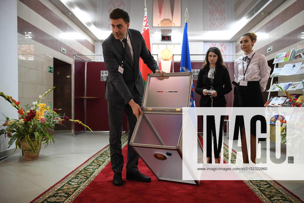 Belarus Constitutional Referendum 8127652 27.02.2022 Members of an electoral commission show an empty voting box before sealing it at the voting in a referendum on amendments to the Belorussian constitution at a polling station in Minsk, Belarus. Alexandr Kryazhev Sputnik Minsk Belarus