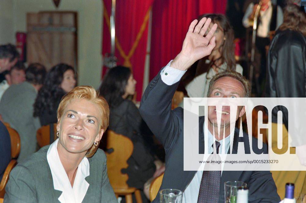 Fußball, FC Bayern München, Deutscher Meister 1997 Fussball 1. Bundesliga 1996 1997 01.06.1997 Deutscher Meister 1997 FC Bayern München Vizepräsident Karl Heinz Rummenigge (re) und seine Frau Martina bei der Meisterfeier FOTO: WEREK Pressebildagentur MODELxRELEASExx