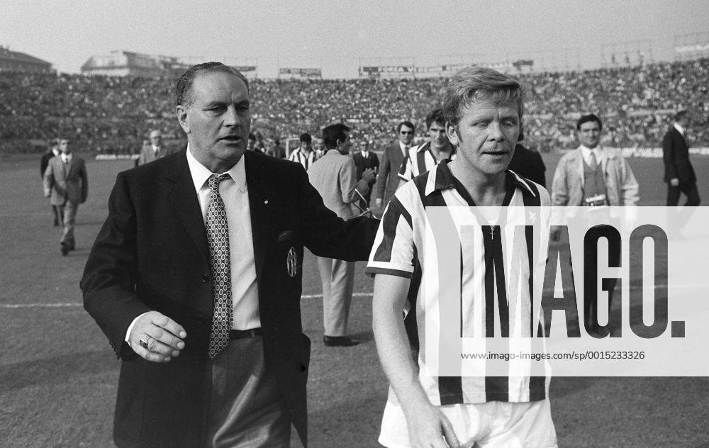 Serie A Saison 1969 1970 Juventus Turin - FC Turin 12.10.1969 Helmut HALLER (re, Juve) und Juve Trainer Luis Carniglia (li) FOTO: WEREK Pressebildagentur MODELxRELEASExx